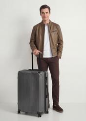 Велика валіза на колесах WALAB-0073-9C-28(W26), діагональний вигляд виробу поруч із силуетом моделі.