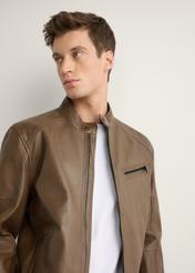 Чоловіча коричнева шкіряна куртка KURMS-0400-1H(W26), вигляд виробу спереду на моделі. Видно половину силуету.