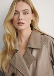 Бежева жіноча шкіряна коротка куртка оверсайз KURDS-0511A-1K(W26), крупний план деталі виробу на моделі.