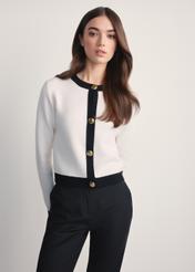 Жіночий білий кардиган KARDT-0053-12(Z25), вигляд виробу спереду на моделі. Видно половину силуету.