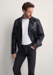 Чоловіча шкіряна байкерська куртка KURMS-0179L-5427(KS), вигляд виробу спереду на моделі. Видно половину силуету.