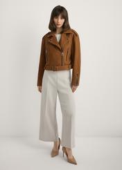 Шкіряна байкерська куртка коньячного кольору KURDS-0610-1F(W26), вигляд виробу спереду на моделі. Видно повністю.