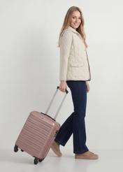 Маленька валіза на колесах WALAB-0081-5X-19(W26), вигляд виробу спереду поруч із силуетом моделі.