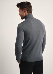 Чоловічий графітовий светр з високим коміром SWEMT-0185-95(Z25), вигляд виробу ззаду на моделі. Видно половину силуету.
