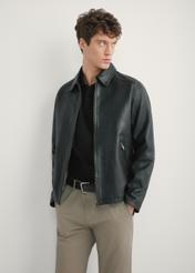 Чоловіча чорна шкіряна куртка KURMS-0363-99(W26), вигляд виробу спереду на моделі. Видно половину силуету.