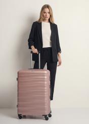 Велика валіза на колесах WALAB-0081-5X-28(W26), вигляд виробу спереду поруч із силуетом моделі.