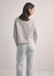 Світло-бежева жіноча лляна куртка KURDT-0652-1A(W26), вигляд виробу ззаду на моделі. Видно половину силуету.