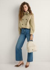 Кремовий жіночий рюкзак середнього розміру TOREC-0920-0B(W26), вигляд виробу в руці моделі. Видно все тіло.