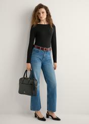 Чорна жіноча сумка для ноутбука TOREC-1209-99(W26), вигляд виробу в руці моделі. Видно повністю.