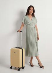 Маленька валіза на колесах WALAB-0083-2B-19(W26), діагональний вигляд виробу поруч із силуетом моделі.