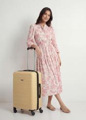 Середня валіза на колесах WALAB-0083-2B-24(W26), діагональний вигляд виробу поруч із силуетом моделі.