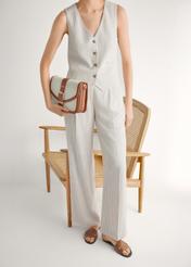 Жіночі шльопанці з плетеною візерунком верблюжого кольору BUTYD-0903C-1D(W26), вигляд виробу спереду на ногах моделі.