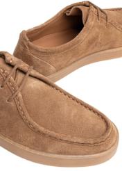 Чоловіче взуття з верблюжої замші BUTYM-0532-1D(W26), крупний план виробу на білому фоні.