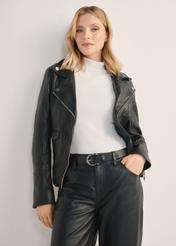 Жіноча чорна шкіряна куртка KURDS-0184-99(KS), вигляд виробу спереду на моделі. Видно половину силуету.