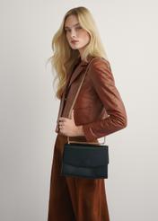 Елегантна чорна жіноча сумка-месенджер TOREC-1165-99(W26), вигляд виробу на плечі моделі. Видно половину силуету.