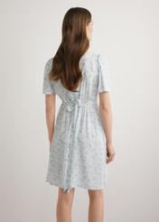 Жіноча коротка сукня з квітковим принтом SUKDT-0276-7P(W26), вигляд виробу ззаду на моделі. Видно половину силуету.