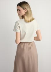 Світло-бежева жіноча футболка з логотипом TSHDT-0157-1A(W26), вигляд виробу ззаду на моделі. Видно половину силуету.