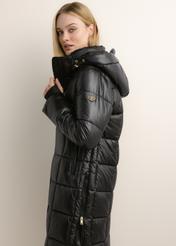 Чорна жіноча зимова куртка KURDT-0677-99(Z26), вигляд виробу збоку на моделі. Видно половину силуету.