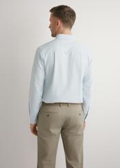 Чоловіча синя бавовняна смугаста сорочка KOSMT-0354-7B(W26), вигляд виробу ззаду на моделі. Видно половину силуету.