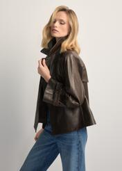 Жіноча темно-коричнева шкіряна куртка KURDS-0604-1I(W26), вигляд виробу збоку на моделі. Видно половину силуету.