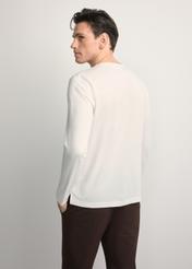 Чоловіча біла бавовняна футболка з лонгслівом LSLMT-0010-0B(W26), вигляд виробу ззаду на моделі. Видно половину силуету.