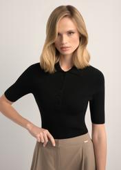 Жіноча блузка з короткими рукавами в ребристу тканину BLUDT-0200-99(W26), вигляд виробу спереду на моделі. Видно половину силуету.