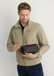 Чорна чоловіча косметичка TORMN-0397-9J(W26), вигляд виробу в руці моделі, на світлому фоні.