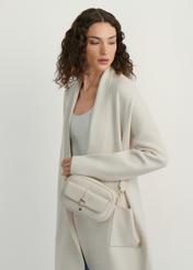 Маленька кремова жіноча сумочка TOREC-1174-0B(W26), вигляд виробу на плечі моделі. Видно половину силуету.