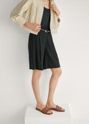 Жіночі шкіряні шльопанці кольору верблюжої шкіри BUTYD-1224-1D(W26), вигляд виробу збоку на ногах моделі, на світлому фоні.