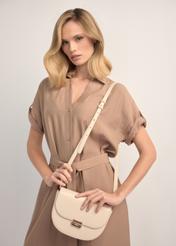 Кремова напівкругла жіноча сумка-месенджер TOREC-1127-0B(W26), вигляд виробу на плечі моделі. Видно половину силуету.