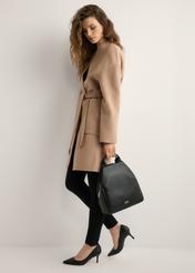 Чорний жіночий рюкзак зі штучної шкіри TOREC-0923-99(W26), вигляд виробу в руці моделі. Видно все тіло.