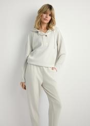 Світло-бежева жіноча толстовка з капюшоном BLZDT-0111A-1A(W26), вигляд виробу спереду на моделі. Видно половину силуету.