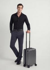 Маленька валіза на колесах WALAB-0073-9C-19(W26), діагональний вигляд виробу поруч із силуетом моделі.