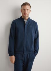 Чоловіча темно-синя толстовка на блискавці BLZMT-0072-7E(W26), вигляд виробу спереду на моделі. Видно половину силуету.