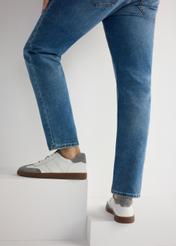 Чоловіче шкіряне спортивне взуття BUTYM-0487-0B(W26), вигляд виробу на ногах моделі, на світлому фоні.