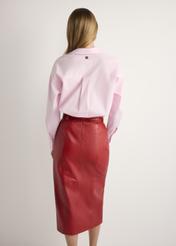 Світло-рожева бавовняна жіноча сорочка KOSDT-0181-5A(W26), вигляд виробу ззаду на моделі. Видно половину силуету.