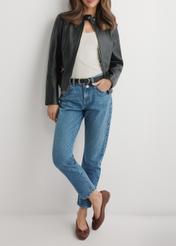 Жіночі коричневі плетені балетки BUTYD-1249-1H(W26), вигляд виробу спереду на ногах моделі.