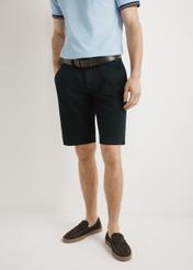 Чоловічі чорні бавовняні шорти SZOMT-0029-99(W26), вигляд виробу спереду на моделі. Видно половину силуету.