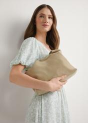 Кремова замшева жіноча сумка TORES-1308-0B(W26), вигляд виробу в руці моделі. Видно половину силуету.