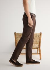 Чоловічі коричневі шкіряні мокасини BUTYM-0498-1I(W26), вигляд виробу збоку на ногах моделі.