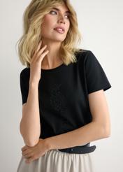 Чорна жіноча футболка з логотипом TSHDT-0157-99(W26), крупний план деталі виробу на силуеті моделі.