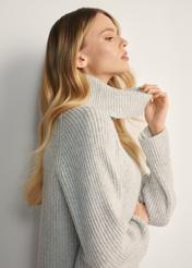 Сірий жіночий светр з напіввовняної суміші SWEDT-0252-91(Z25), вигляд виробу збоку на моделі.