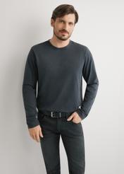 Чорний чоловічий лонгслів LSLMT-0012-99(W26), вигляд виробу спереду на моделі. Видно половину силуету.