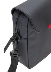 Чоловіча маленька чорна сумка-месенджер TORMN-0399-9J(W26), крупний план деталі виробу на білому фоні.