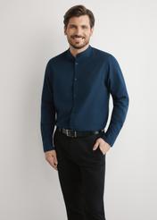 Темно-синя бавовняна чоловіча сорочка KOSMT-0326-7E(W26), вигляд виробу спереду на моделі. Видно половину силуету.