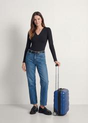 Валіза на колесах WALPC-0012-7C-16(W26), вигляд виробу збоку поруч із силуетом моделі.