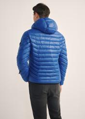 Чоловіча синя куртка KURMT-0380-61(Z25), вигляд виробу зі спини на моделі. Видно половину силуету.