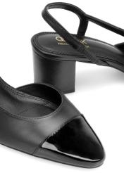 Чорні шкіряні туфлі на відкритому каблуці BUTYD-1173-99(W26), крупний план деталі виробу на білому фоні.