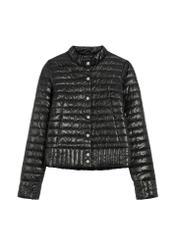 Жіноча чорна стьобана куртка зі стійкою KURDT-0441-99(Z25), вигляд виробу спереду на білому тлі.