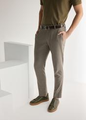 Чоловічі шкіряні кросівки кольору хакі BUTYM-0486-8D(W26), вигляд виробу спереду на ногах моделі.